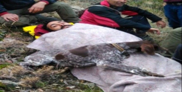 Av köpeği, ayağı kırılan sahibinin başından ayrılmadı