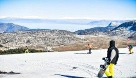 Göl manzaralı kayak keyfi ara vermiyor