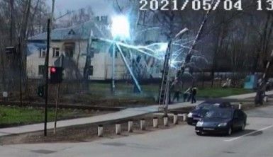 Kopan elektrik tellerinin altında kalmaktan son anda kurtuldular