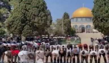 Mescid-i Aksa'da 50 bin Filistinli cuma namazını kıldı