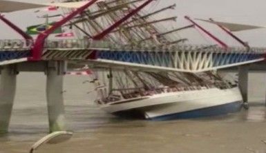 Brezilya Donanması'na ait eğitim gemisi Ekvador'da köprüye çarptı