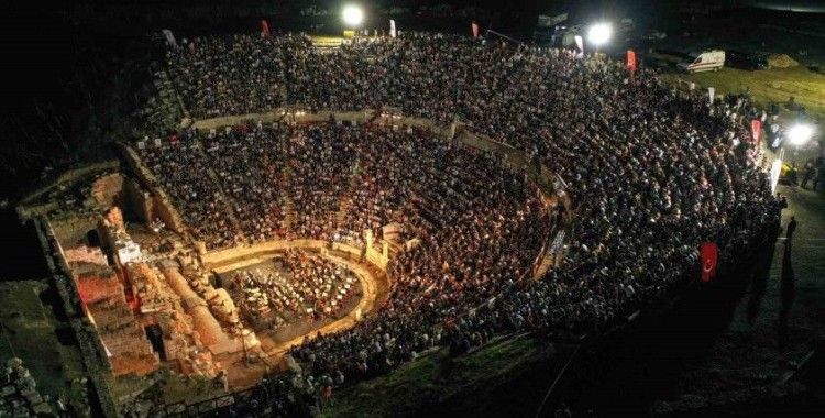 1800 yıllık antik tiyatroda müzik şöleni