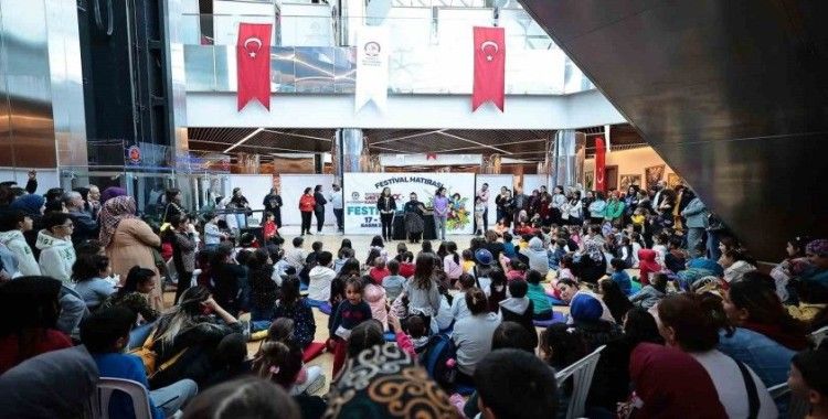 Şükriye Tutkun türküleriyle festivale renk kattı