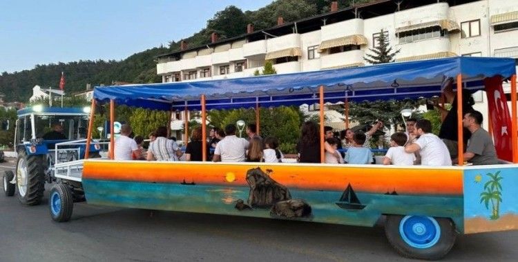 Turistlere traktör römorkunda sahil turu