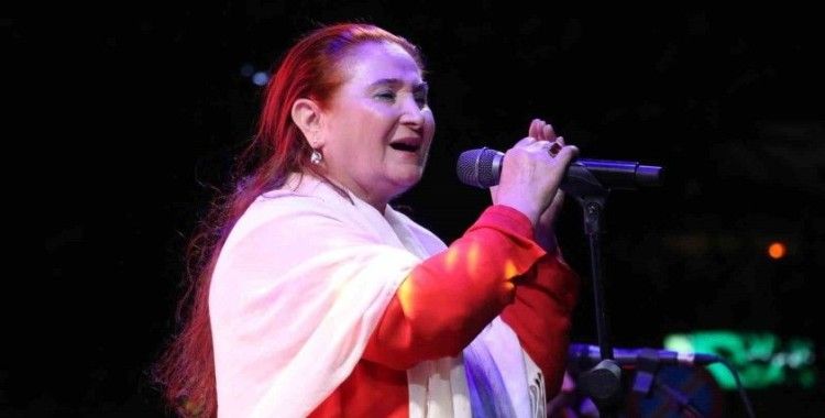 Sabahat Akkiraz’dan Amasyalılara türkü ziyafeti
