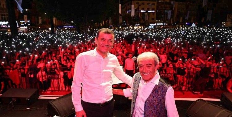 Denizli’de Zafer Bayramı coşkusu Edip Akbayram ile yaşandı