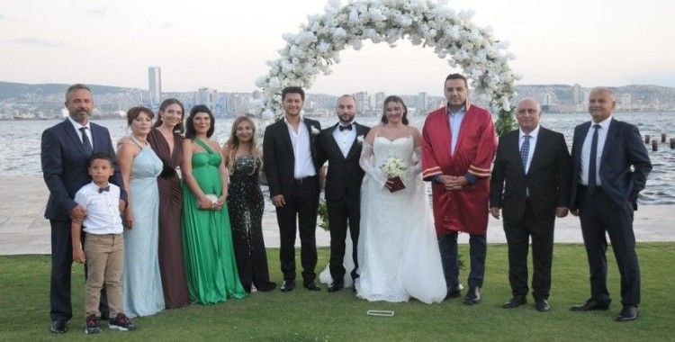 İzmir’de iş dünyası, avukat çiftin düğününde bir araya geldi