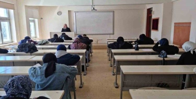 Bayburt’ta lise ve üniversite öğrencilerine yönelik umre ödüllü bilgi yarışması sınavı yapıldı