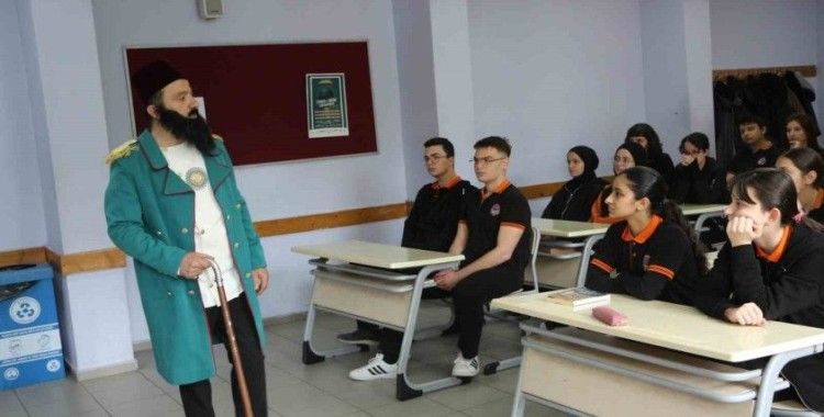 Tarihi karakterleri sınıfta öğrencileriyle buluşturuyor
