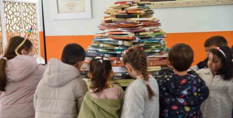 Minikler kütüphanede renkli anlar yaşadı