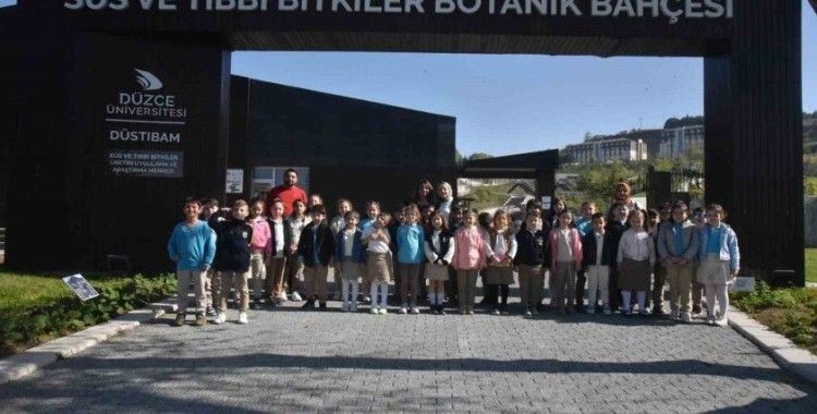 Öğrencilerinden botanik bahçesinde