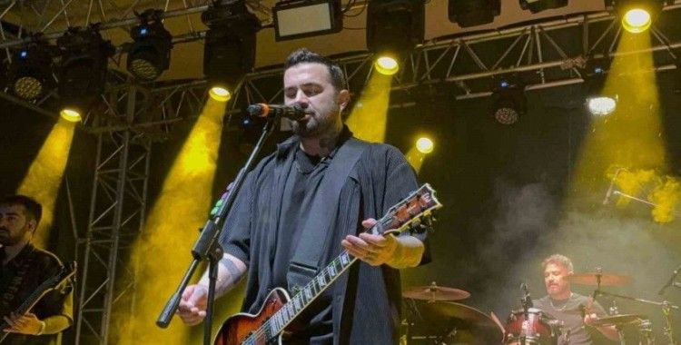 Sağanak yağış gençlerin eğlencesini bozamadı