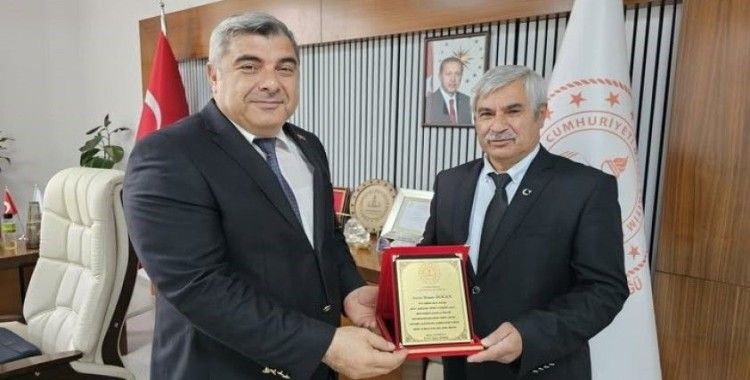 Müdür Sünnetci’den emekli eğitimciye anlamlı plaket
