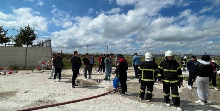 İtfaiye ekiplerinden üniversite öğrencilerine uygulamalı eğitim