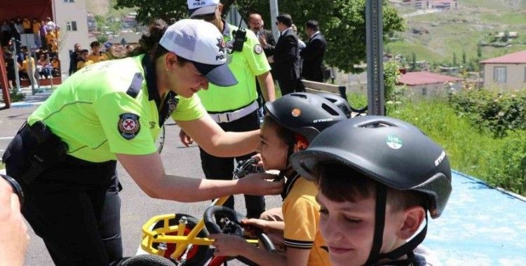 Hakkâri’de trafikte bilinçli nesillerin yetişmesi için eğitimler devam ediyor