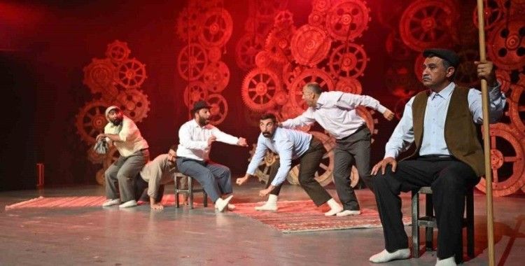 Mersin Şehir Tiyatrosu ‘Misafir’ oyununu Gülnar’da sahneledi