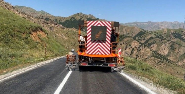 Yüksekova-Şemdinli karayolunda şeritler yenileniyor