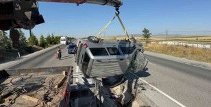 Refüje devrilen hafif ticari araçta 2 kişi yaralandı
