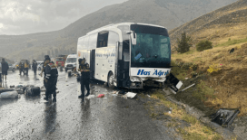 Sivas'ta yolcu otobüsü dağın yamacına çarptı: 4 ölü, 33 yaralı