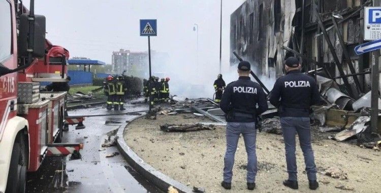 İtalya’da uçak otoyola düştü: Ölü ve yaralılar var