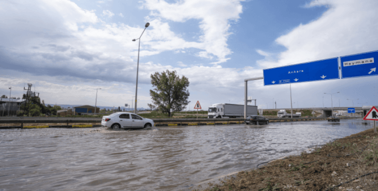Ankara'da sağanak caddeleri göle çevirdi