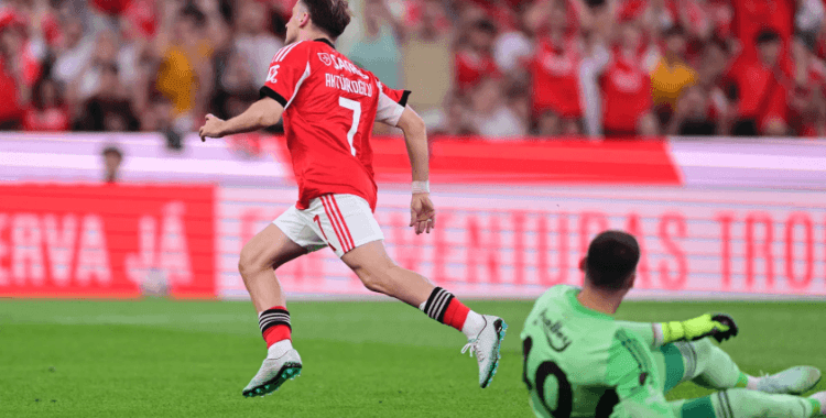 Fenerbahçe'nin milli oyuncuya sürpriz transfer için teklif götürdüğü öne sürüldü