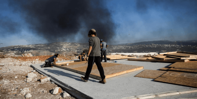 İşgalci İsrailliler, Batı Şeria'da araçları taşladı ve su depolarını tahrip etti