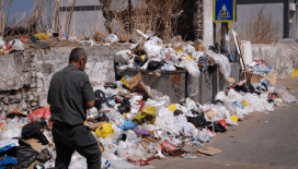 İzmir'de çöp yığınları tepkilere neden oluyor