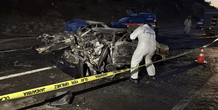 Karabük'te iki otomobil kafa kafaya çarpıştı: Alev alan araçta 3 kişi öldü