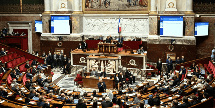 Fransa'da hükümet düştü