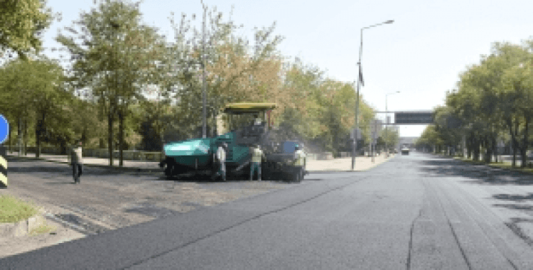 11 kilometrelik 11 cadde ve bulvara 30 bin ton asfalt serildi