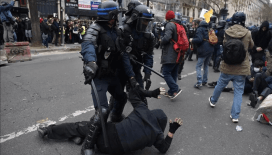 Fransa sokakları yine karıştı: Macron'a tepki protestolarında 200 kişi gözaltına alındı