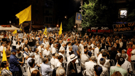 Netanyahu'nun evinin önünde toplanan yüzlerce İsrailli, esir takası anlaşması talep etti