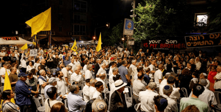 Netanyahu'nun evinin önünde toplanan yüzlerce İsrailli, esir takası anlaşması talep etti