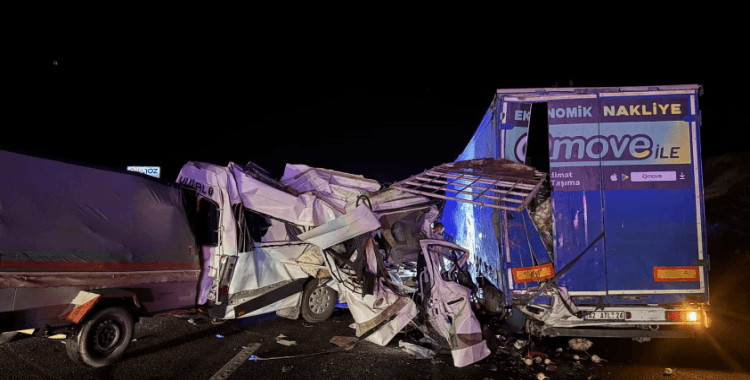 İşçileri taşıyan servis tırla çarpıştı: 3 kişi hayatını kaybetti, 16 yaralı