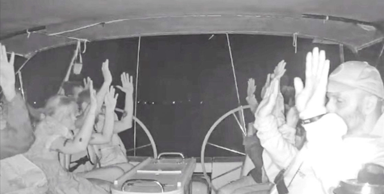 Küresel Sumud Filosu'na saldıran İsrail donanma unsurları, gemileri yasadışı şekilde ele geçirmeye başladı