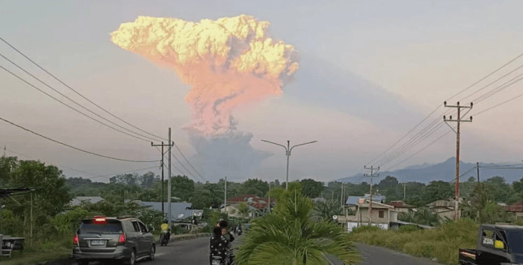 Endonezya'da Lewotobi Laki Laki Yanardağı yeniden patladı: 4 bin metrelik kül sütunu oluştu