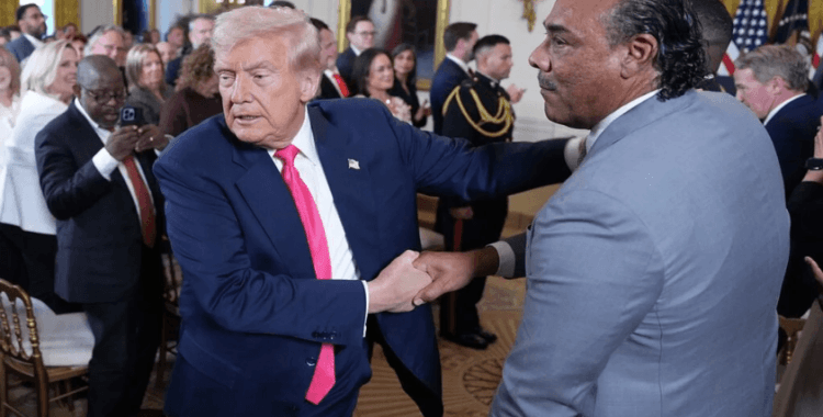 Trump yine elindeki morluğu kapatmak için kapatıcı kullandı