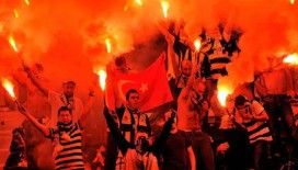 Sahaya meşale ve havai fişek atıldı: Ajax-Groningen maçı tatil edildi