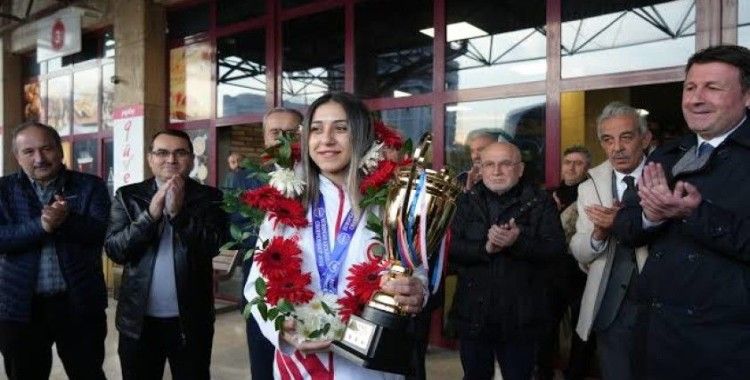 Kick Boksta Dünya Şampiyonu Asuman Çığlıoğlu’na büyük tebrik