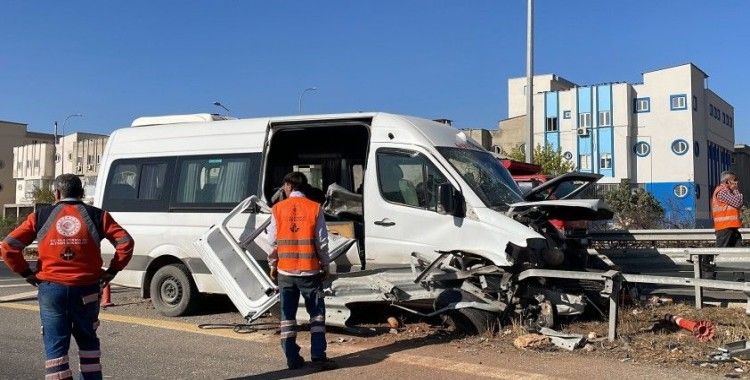 Öğrenci servisi ile kamyonet çarpıştı: 14 kişi yaralandı