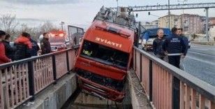 İtfaiye iki köprü arasına sıkıştı: 3 yaralı