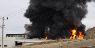 Kırıkkale'de fabrika yangını: Saatlerdir söndürülemedi, gökyüzü kapkara oldu, Ankara'dan 26 araç gönderildi