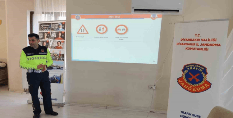 Diyarbakır’da trafik ekipleri emniyet kemeri takmanın önemini anlattı